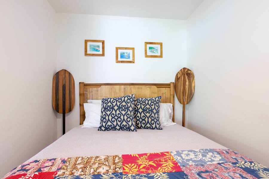 Nalu Room, bed and surf art